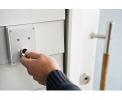 ABUS SE1010 Schlüsselschalter inkl. ABUS Qualitätszylinder – IP55, Kernziehschutz, 2 Kontakte (Dauer/Impuls), Status-LEDs, Deckel- & Wandsabotage